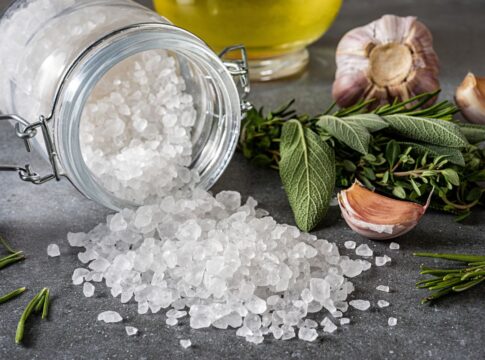 banho-de-sal-grosso-renova-energias-no-inicio-do-mes;-aprenda-a-fazer