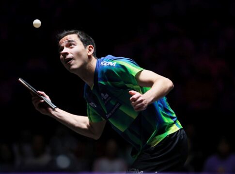 hugo-calderano-vence-zhou-qihao-e-esta-nas-quartas-do-smash-da-china