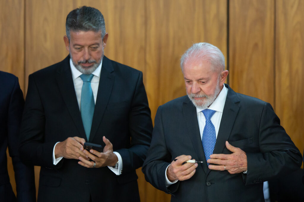 governo-comemora-vitoria,-centrao-minimiza