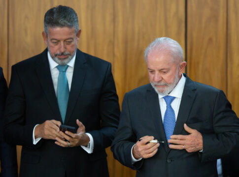 governo-comemora-vitoria,-centrao-minimiza