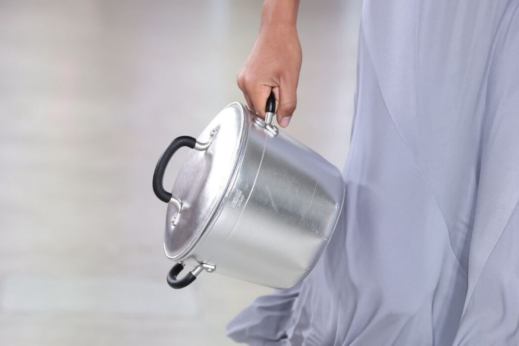 moschino-mira-em-referencia-artistica,-mas-acerta-em-estigma-de-genero