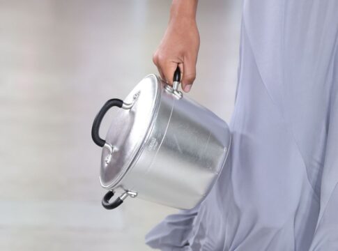 moschino-mira-em-referencia-artistica,-mas-acerta-em-estigma-de-genero