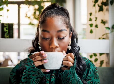 esse-cha-e-uma-alternativa-ao-cafe-e-ainda-pode-ajudar-a-perder-peso