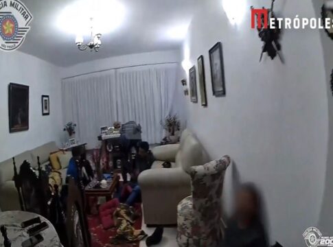 video:-pms-invadem-casa-e-salvam-casal-feito-refem-por-bandidos