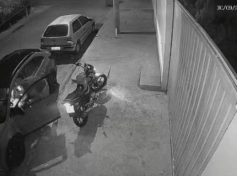 video:-homem-e-assaltado-por-dupla-armada-em-moto-no-interior-de-sp