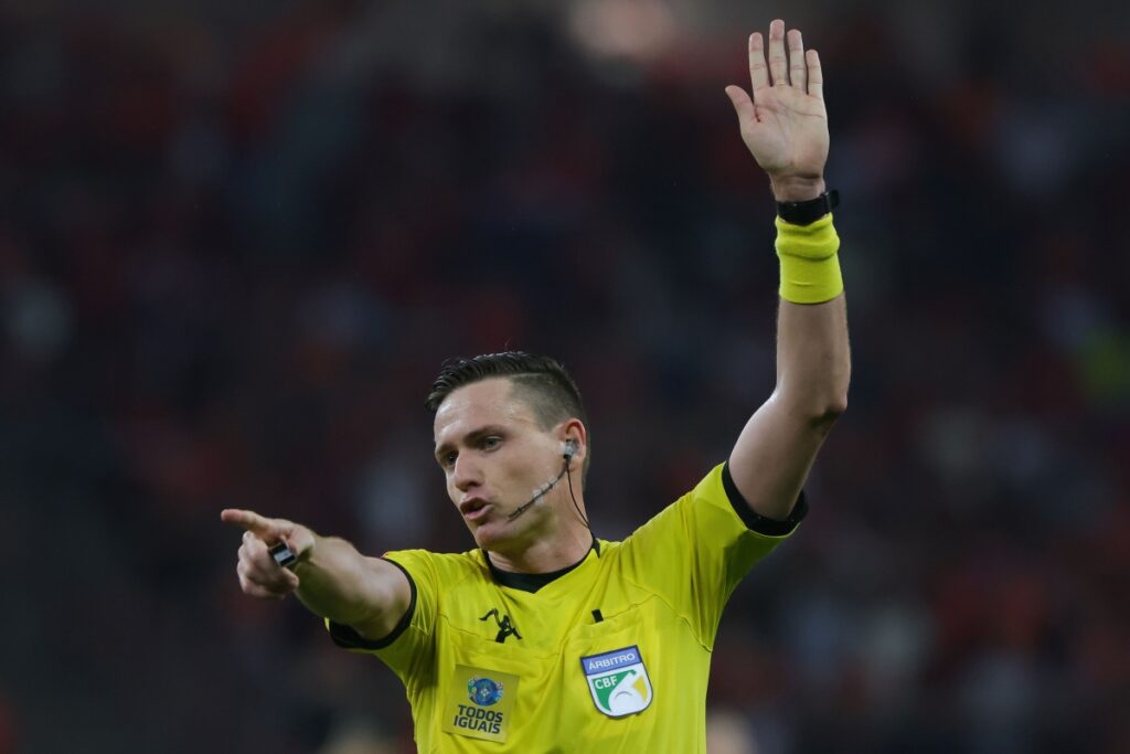 flamengo-faz-post-enigmatico-sobre-arbitragem-e-divide-opinioes-na-web