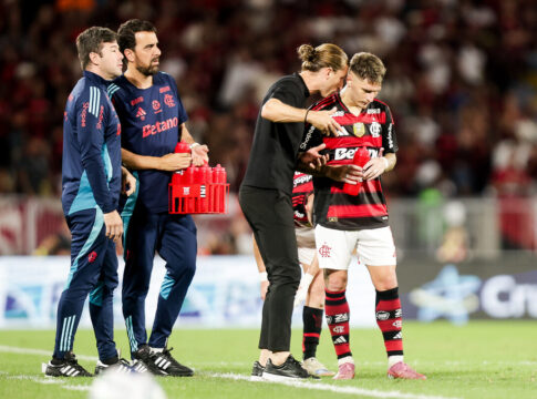 filipe-luis-elogia-jogo-contra-o-cruzeiro:-“alto-nivel-e-estudado”
