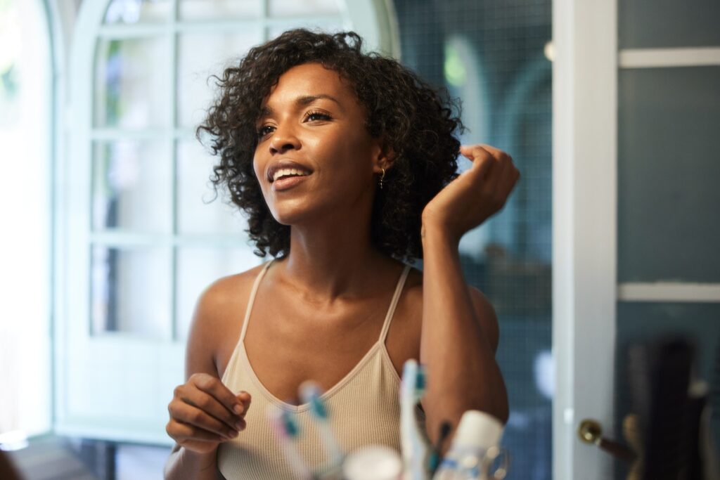 as-melhores-tecnicas-para-finalizar-cachos-e-crespos,-segundo-experts