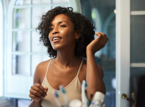 as-melhores-tecnicas-para-finalizar-cachos-e-crespos,-segundo-experts