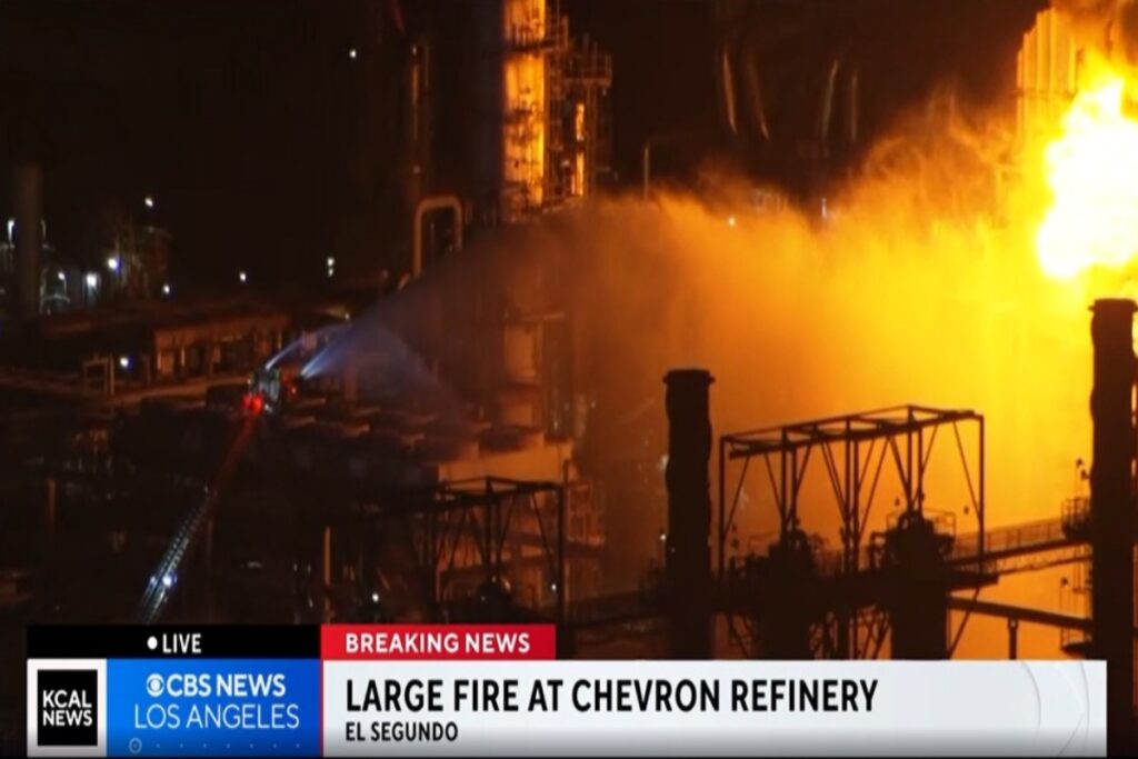 incendio-de-grandes-proporcoes-atinge-refinaria-chevron-nos-eua