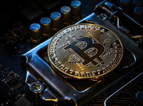 com-alta-de-10%-em-uma-semana,-bitcoin-ultrapassa-us$-120-mil