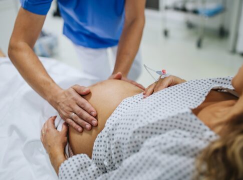 mulher-da-a-luz-um-bebe-apos-ser-internada-com-“apendicite”