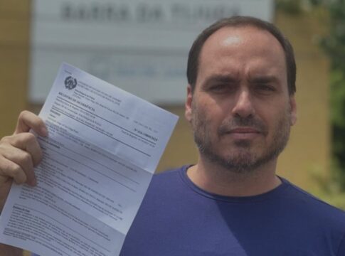 carlos-bolsonaro-registra-boletim-contra-manifestacao-do-mtst