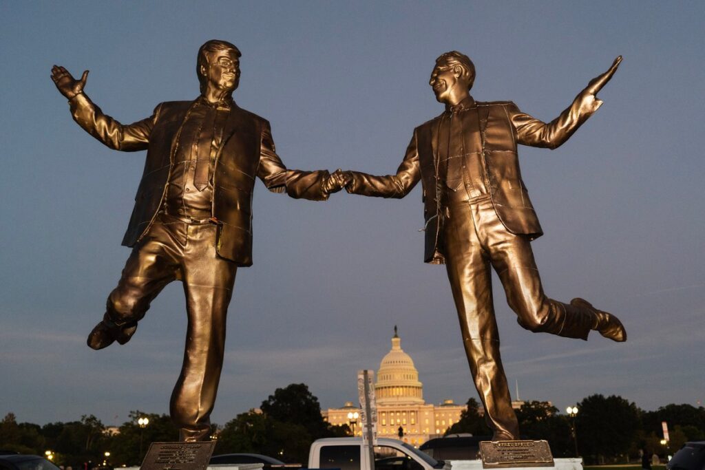estatua-de-trump-e-epstein-volta-a-aparecer-proximo-ao-capitolio