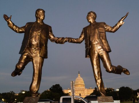 estatua-de-trump-e-epstein-volta-a-aparecer-proximo-ao-capitolio