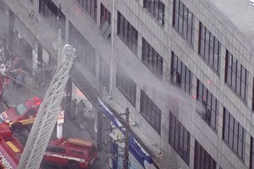 incendio-no-bras:-predio-comercial-pega-fogo-e-bombeiros-sao-acionados