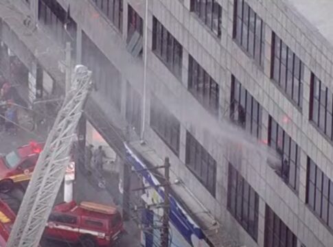 incendio-no-bras:-predio-comercial-pega-fogo-e-bombeiros-sao-acionados