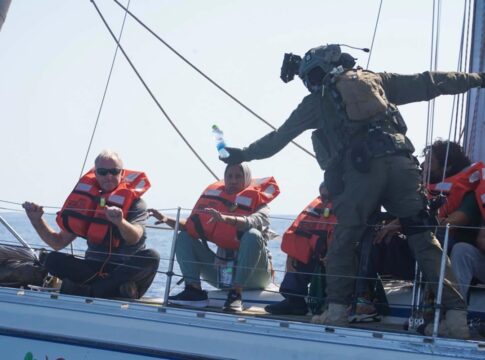brasileiros-de-flotilha-presos-em-israel-recebem-visita-de-diplomatas