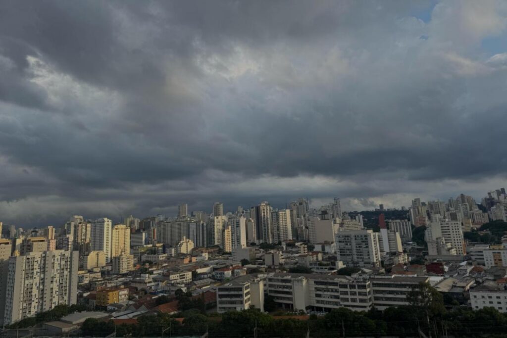 fim-de-semana-tem-alerta-de-tempestade-em-sc,-pr-e-rs.-veja
