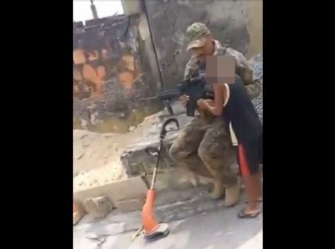 video:-pm-do-bope-deixa-crianca-pegar-fuzil-em-operacao-contra-cv