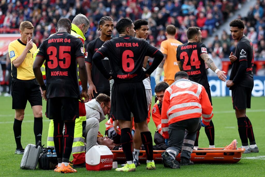 bayer-leverkusen:-grimaldo-tem-corte-profundo-no-rosto-e-sai-de-maca