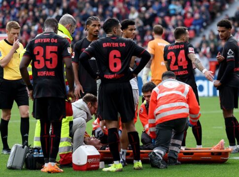 bayer-leverkusen:-grimaldo-tem-corte-profundo-no-rosto-e-sai-de-maca