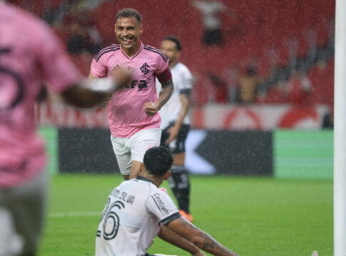 sob-diluvio-no-beira-rio,-internacional-vence-botafogo-no-brasileirao