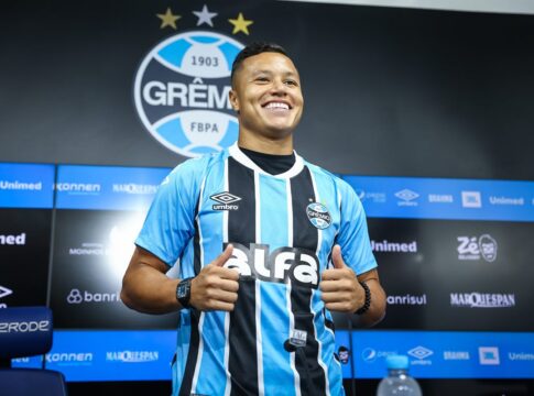 lateral-do-gremio-solta-o-verbo-apos-penalti:-“estamos-sendo roubados”