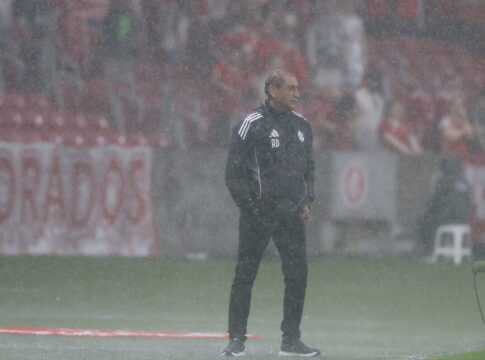 ramon-diaz-conquista-primeira-vitoria-no-comando-do-internacional