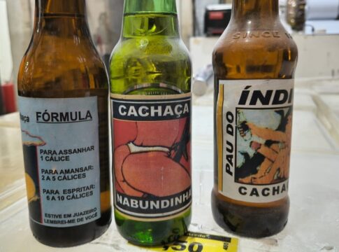 sem-origem,-“pinga-de-piada”-e-cachaca-com-bicho-tem-venda-livre-em-sp