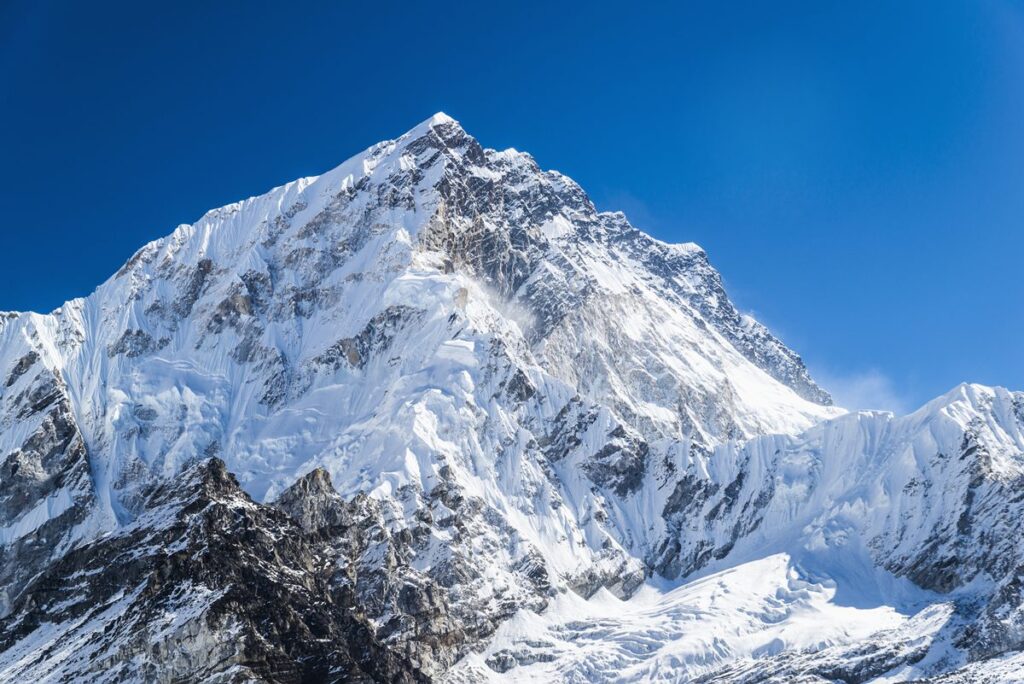 quase-mil-pessoas-ficam-presas-no-everest-por-causa-de-nevasca