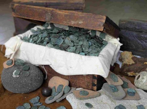 mergulhadores-encontram-us$-1-milhao-em-moedas-do-seculo-18