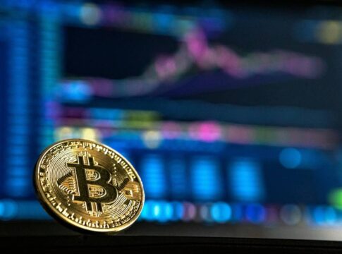 bitcoin-bate-novo-recorde-historico-e-ultrapassa-marca-de-us$-125-mil