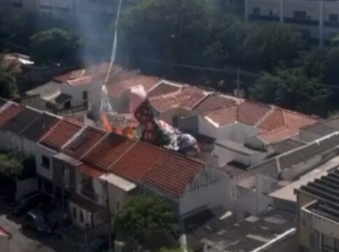 video:-balao-cai-e-pega-fogo-entre-3-casas-na-zona-sul-de-sao-paulo
