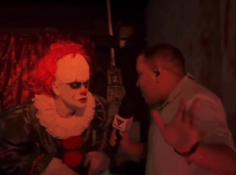 reporter-leva-susto-ao-vivo-ao-ser-surpreendido-em-casa-assombrada