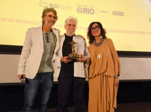 reginaldo-faria-recebe-trofeu-redentor-especial-no-festival-do-rio