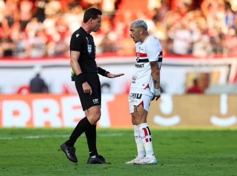 torcedores-se-revoltam-com-arbitragem-de-sao-paulo-x-palmeiras;-veja
