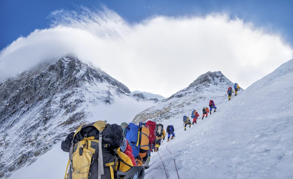 nevasca-no-monte-everest:-200-pessoas-aguardam-resgate