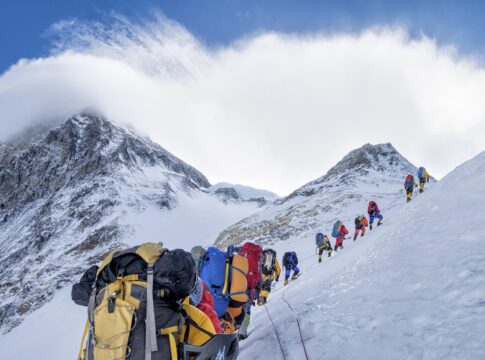 nevasca-no-monte-everest:-200-pessoas-aguardam-resgate