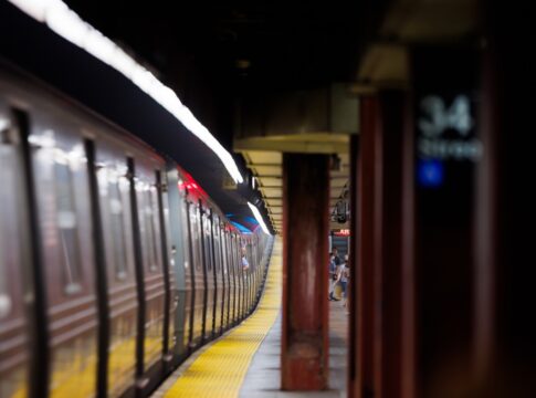 duas-adolescentes-morrem-ao-praticar-“subway-surfing”-em-nova-york