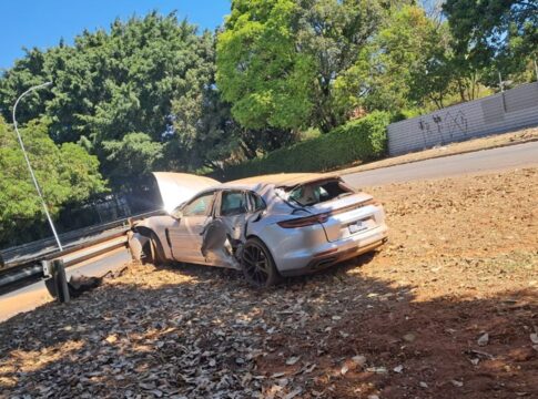 video:-motorista-“arregaca”-porsche-de-meio-milhao-de-reais-em-arvore-no-lago-sul