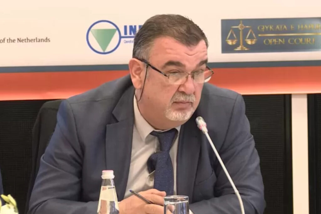 reu-mata-juiz-dentro-de-tribunal-na-albania