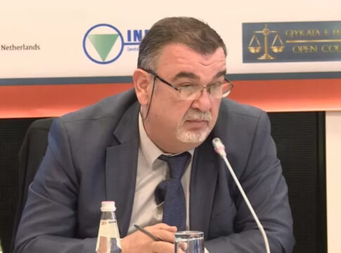 reu-mata-juiz-dentro-de-tribunal-na-albania