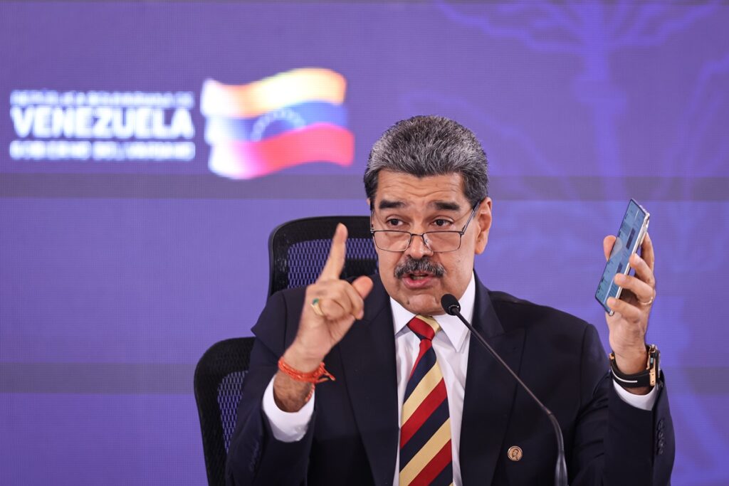 em-meio-a-tensao-com-trump,-maduro-apela-ao-papa-por-ajuda-a-venezuela