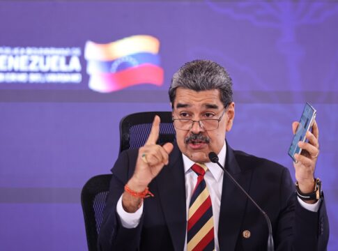 em-meio-a-tensao-com-trump,-maduro-apela-ao-papa-por-ajuda-a-venezuela