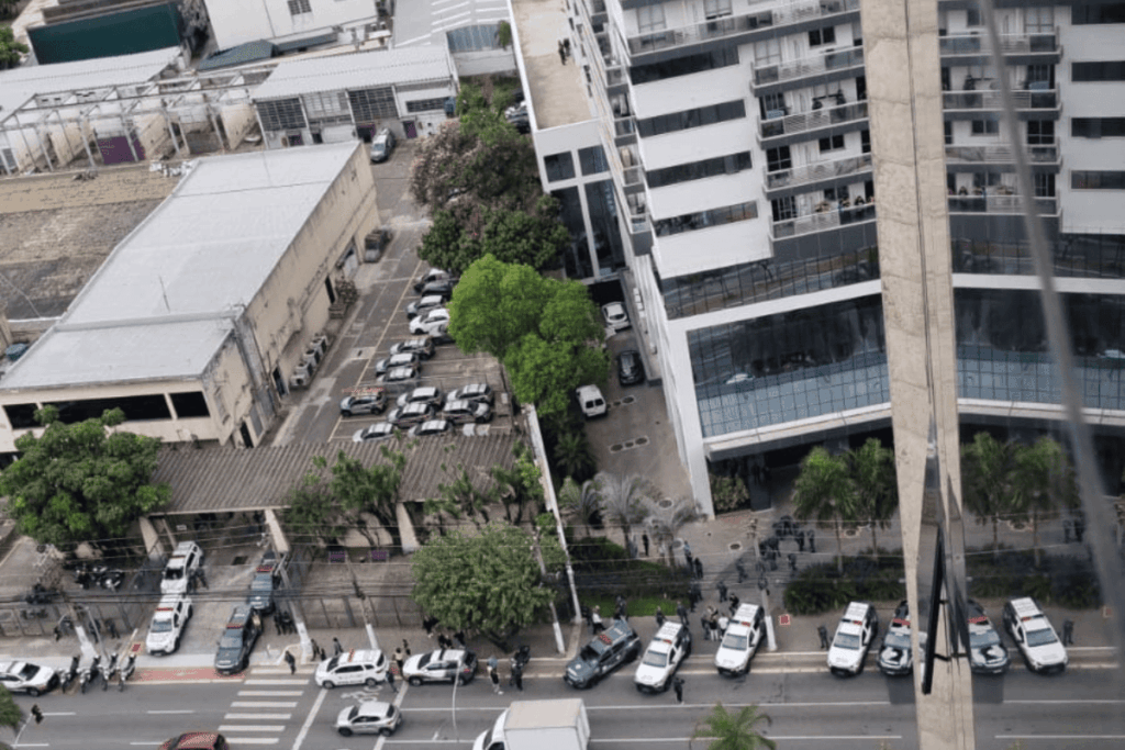 ladroes-que-invadiram-predio-em-sp-usavam-distintivos-policiais-falsos