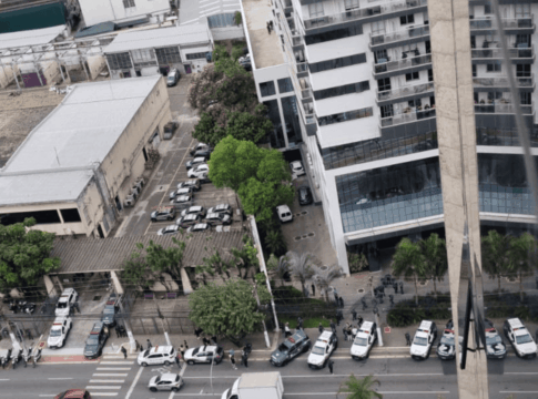 ladroes-que-invadiram-predio-em-sp-usavam-distintivos-policiais-falsos