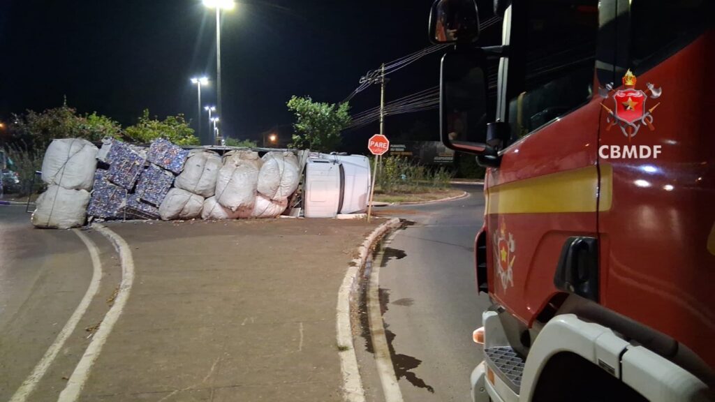 caminhao-tomba-e-passageiro-tem-suspeita-de-fratura-na-perna