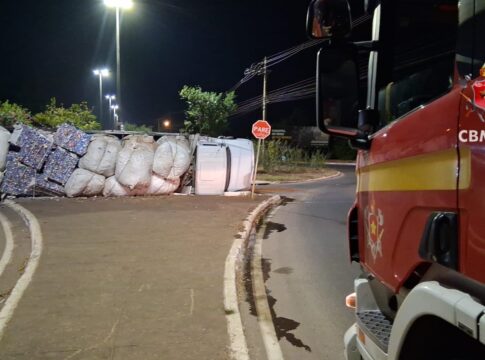 caminhao-tomba-e-passageiro-tem-suspeita-de-fratura-na-perna