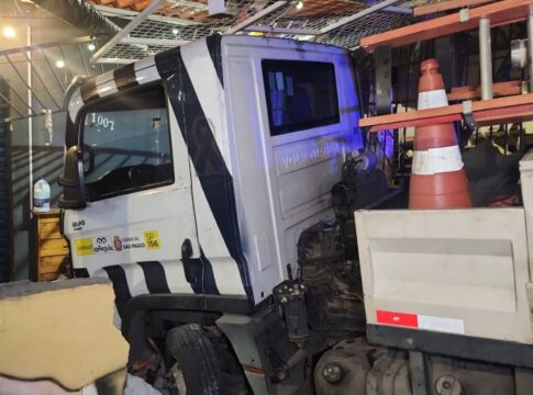caminhao-da-prefeitura-de-sp-destroi-muro-e-invade-bar-na-zona-sul
